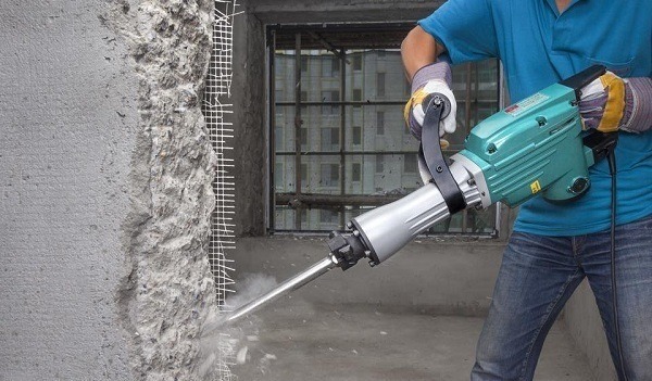 Nên đặt mũi đục nghiêng 1 góc 15 độ khi đục phá Nên đặt mũi đục nghiêng 1 góc 15 độ khi đục phá