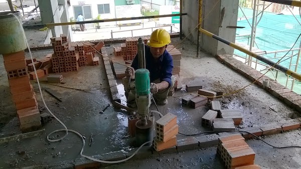 Cắt Bê Tông Làm Cầu Thang Máy Tại TP.HCM Cắt Bê Tông Làm Cầu Thang Máy TP.HCM